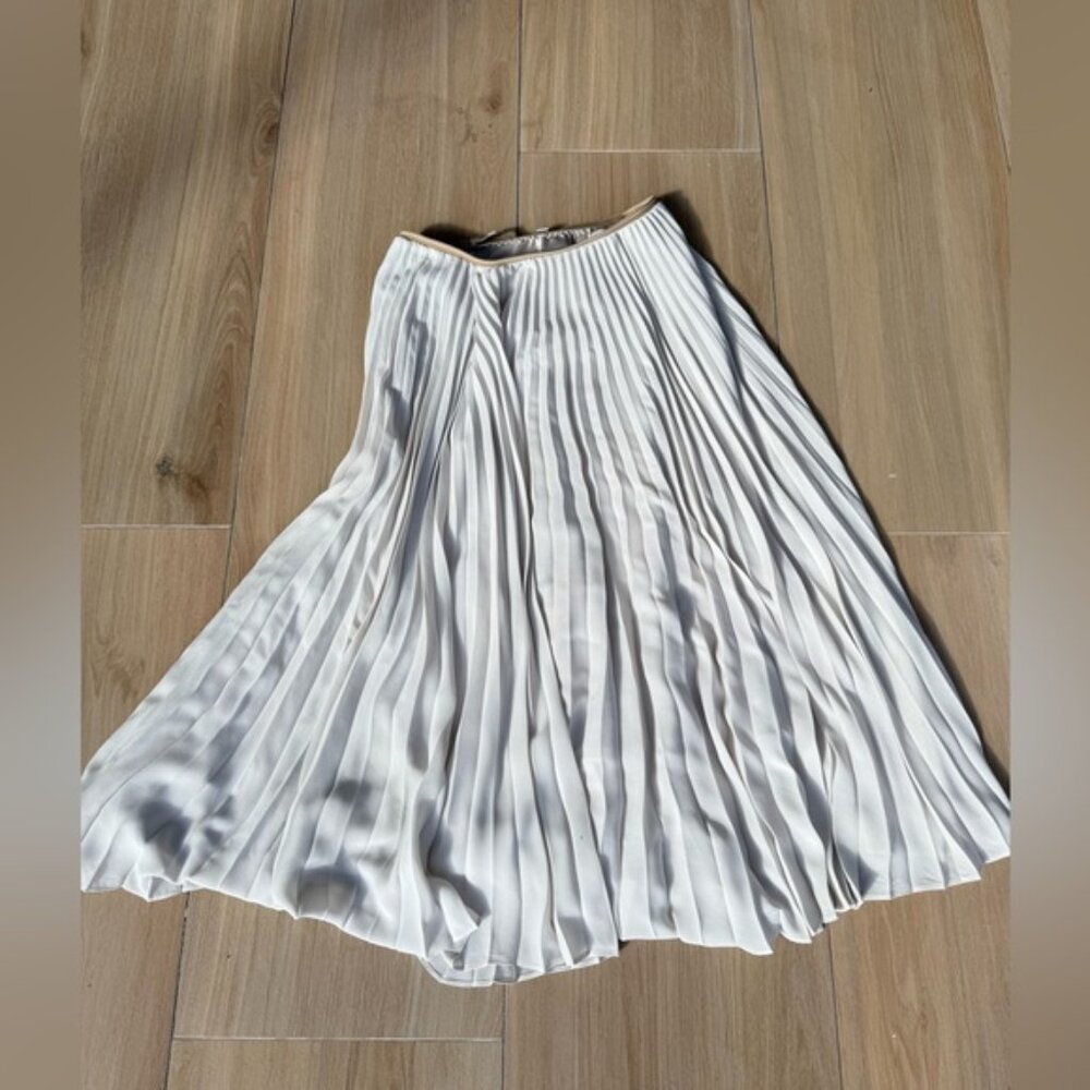 Vince pleated skirt size 0  runs size small